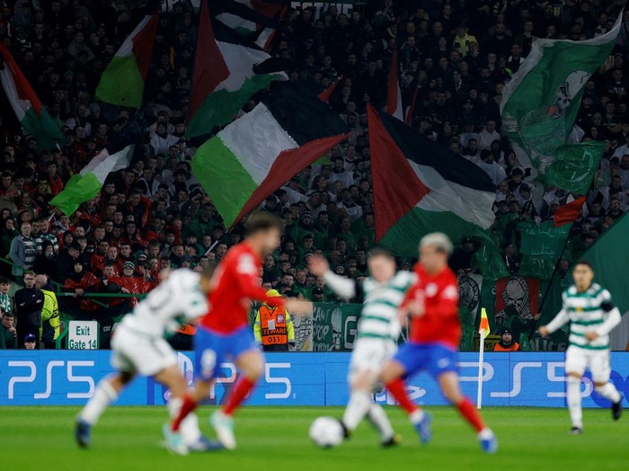 Soccer Football - Champions League - Group E - Celtic v Atletico Madrid - Celtic Park, Glasgow, Scotland, Britain - October 25, 2023 Celtic fans wave flags in support of Palestine amid the ongoing conflict between Israel and the Palestinian Islamist group Hamas Action Images via Reuters/Jason Cairnduff     TPX IMAGES OF THE DAY