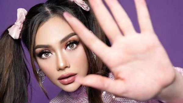 Ini Celine Evangelista, Si Cantik yang Suka Nongkrong di Kafe