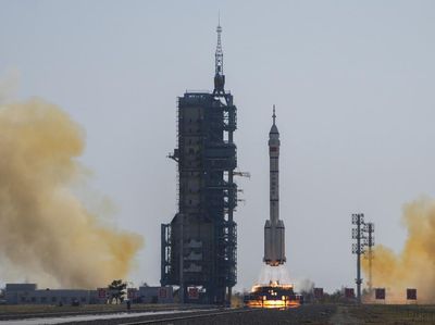China Luncurkan Roket Pesawat Ruang Angkasa Shenzhou-17