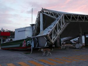 Dahsyatnya Terjangan Badai Otis Bikin SPBU Ambruk