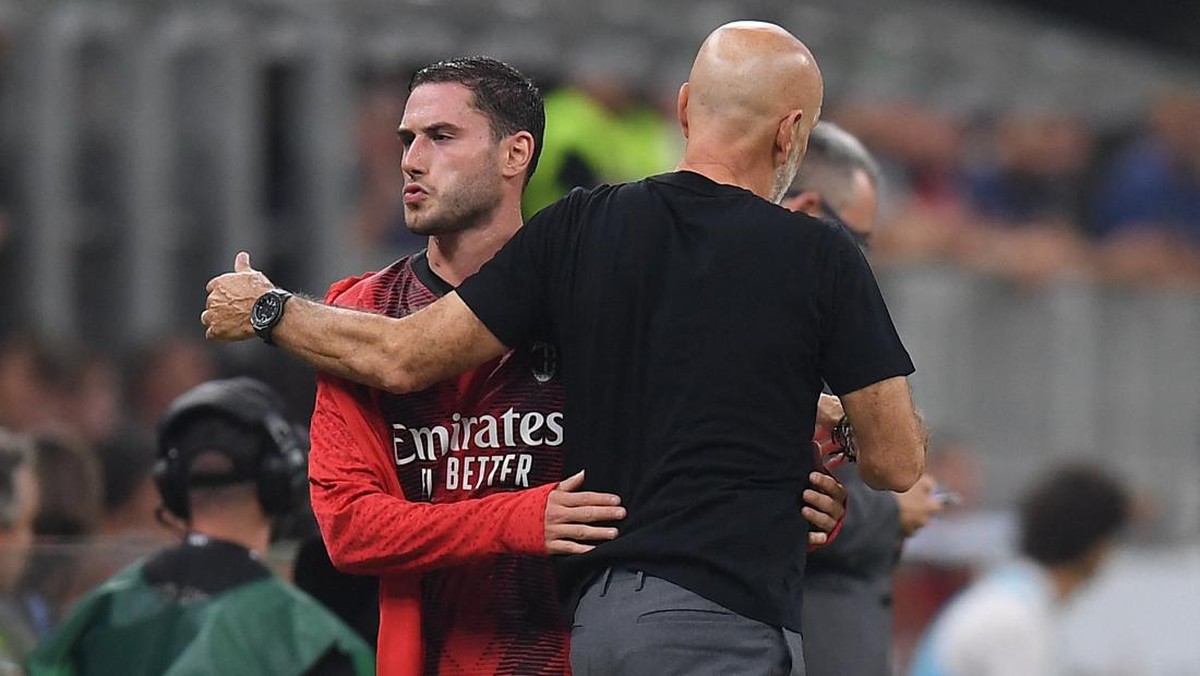Calabria (kiri) dan Pioli. Foto: REUTERS/DANIELE MASCOLO