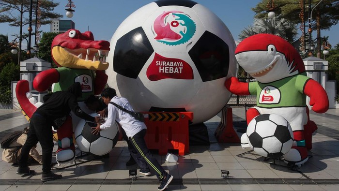 Dekorasi Piala Dunia U-17 Hiasi Balai Kota Surabaya Warga berswafoto di depan dekorasi Piala Dunia U-17 di Balai Kota Surabaya, Jawa Timur, Rabu (25/10/2023). Pemasangan dekorasi tersebut untuk menyemarakkan perhelatan pertandingan sepak bola Piala Dunia U-17 (FIFA World Cup U-17) yang digelar di Indonesia pada 10 November - 2 Desember mendatang. ANTARA FOTO/Didik Suhartono/Spt.
