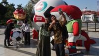 Warga berswafoto di depan dekorasi Piala Dunia U-17 di Balai Kota Surabaya, Jawa Timur, Rabu (25/10/2023).