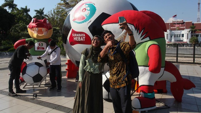 Warga berswafoto di depan dekorasi Piala Dunia U-17 di Balai Kota Surabaya, Jawa Timur, Rabu (25/10/2023). Pemasangan dekorasi tersebut untuk menyemarakkan perhelatan pertandingan sepak bola Piala Dunia U-17 (FIFA World Cup U-17) yang digelar di Indonesia pada 10 November - 2 Desember mendatang. ANTARA FOTO/Didik Suhartono/Spt.