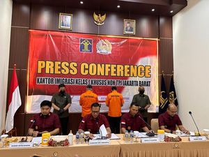 Tipu-tipu Modus Ramal Garis Tangan, 2 Pria India Ditangkap Imigrasi Jakbar Tipu-tipu Modus Ramal Garis Tangan, 2 Pria India Ditangkap Imigrasi Jakbar