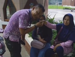 Momen Eks Satpam TMII Minta Maaf Sambil Cium Tangan Ibu Pedagang