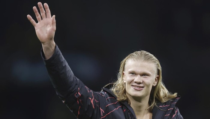 Manchester Citys Erling Haaland waves to the fans after the Champions League group G soccer match between BSC Young Boys and Manchester City, at the Wankdorf stadium, in Bern, Switzerland, Wednesday, Oct. 25, 2023. (Peter Klaunzer/Keystone via AP)