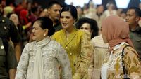 7 Gaya Kahiyang Eksis di Jakarta Fashion Week 2024 Bersama Iriana Jokowi