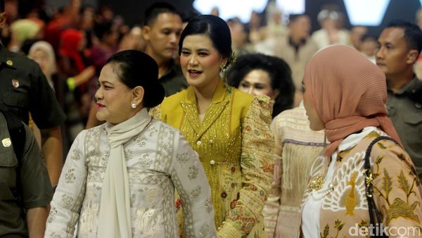 7 Gaya Kahiyang Eksis di Jakarta Fashion Week 2024 Bersama Iriana Jokowi