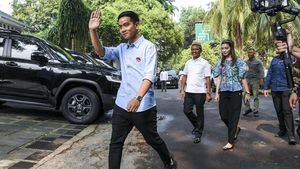 Foto: Selvi Ananda Dampingi Gibran Daftar Jadi Cawapres, Sepatunya Rp 16 Juta