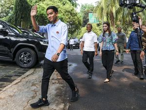 Foto: Selvi Ananda Dampingi Gibran Daftar Jadi Cawapres, Sepatunya Rp 16 Juta Foto: Selvi Ananda Dampingi Gibran Daftar Jadi Cawapres, Sepatunya Rp 16 Juta