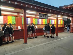 Membaca Ramalan Masa Depan dari Kuil Tertua di Jepang