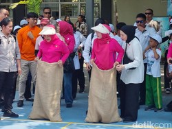 Keseruan Iriana Main Balap Karung hingga Bagi-bagi Sepeda di Surabaya
