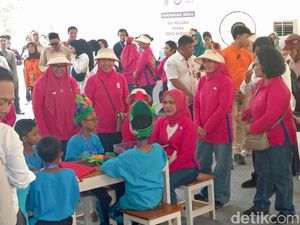 Iriana Jokowi Beri Pesan ke Pelajar Usai Bersih-Bersih Pantai Kenjeran