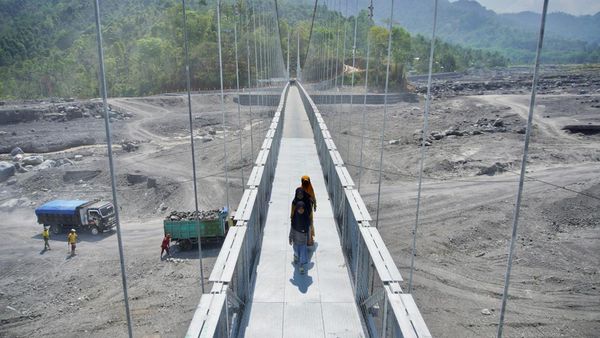 Sempat Diterjang Lahar Semeru, Jembatan Gantung Kaliregoyo Berfungsi Kembali