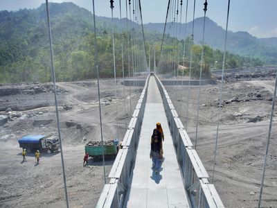 Sempat Diterjang Lahar Semeru, Jembatan Gantung Kaliregoyo Berfungsi Kembali