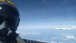 Aksi Jet Tempur Lanud Roesmin Nurjadin Turunkan Paksa Pesawat Kargo Asing