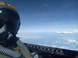 Aksi Jet Tempur Lanud Roesmin Nurjadin Turunkan Paksa Pesawat Kargo Asing