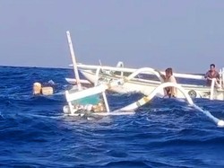 Dihantam Gelombang, Perahu Nelayan Terbalik di Perairan Amed
