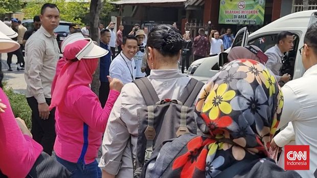 Ibu Negara, Iriana Joko Widodo (Jokowi) lagi-lagi tak mau berkomentar soal pencalonan anak sulungnya, Gibran Rakabuminh Raka sebagai cawapres mendampingi Prabowo Subianto. Ia hanya mengacungkan jempol.