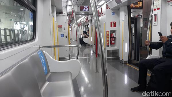 Melihat Langsung Kondisi Terkini LRT Jakarta