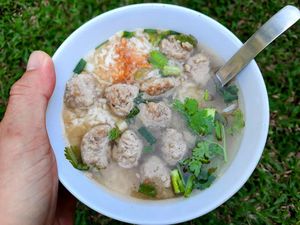 Makan Bubur Babi Tak Matang di Hotel, Balita Ini Mual dan Hampir Muntah Makan Bubur Babi Tak Matang di Hotel, Balita Ini Mual dan Hampir Muntah