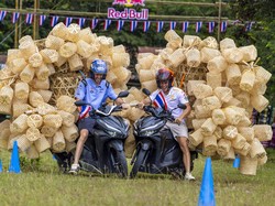 MotoGP Thailand: Marquez Seru-seruan Naik Skutik Bawa Ratusan Keranjang