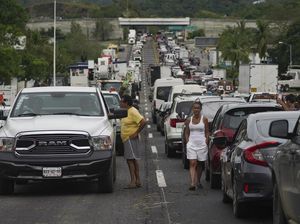 Meksiko Dilanda Badai Otis, Mobil-Mobil Terjebak di Jalanan