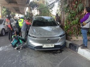 Tabrak Tiang Pancang JLNT Prapanca Jaksel, Mobil SUV Ringsek
