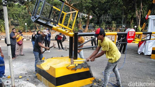 Momen Pekerja Bongkar Portal di Pintu Masuk Hotel Sultan