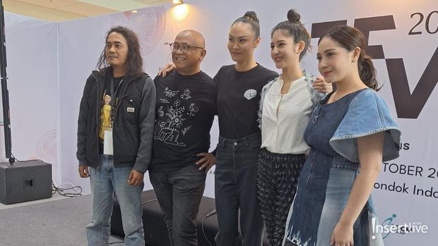 Nagita Slavina Ubah Denim Bekas Jadi Pakaian Kece di JFW 2024