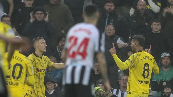 Dortmunds Felix Nmecha, right, celebrates with teammates after scoring his sides opening goal during the Champions League group F soccer match between Newcastle and Dortmund at St. James Park, in Newcastle, England, Wednesday, Oct. 25, 2023. (AP Photo/Scott Heppell)