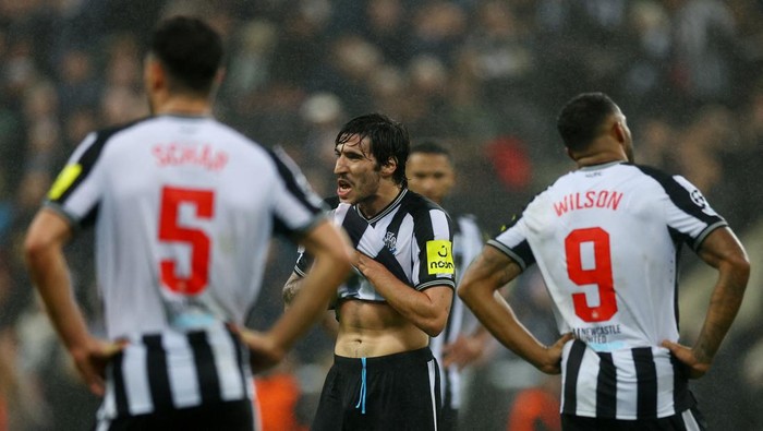 Soccer Football - Champions League - Group F - Newcastle United v Borussia Dortmund - St James Park, Newcastle, Britain - October 25, 2023  Newcastle Uniteds Sandro Tonali looks dejected after the match Action Images via Reuters/Lee Smith     TPX IMAGES OF THE DAY