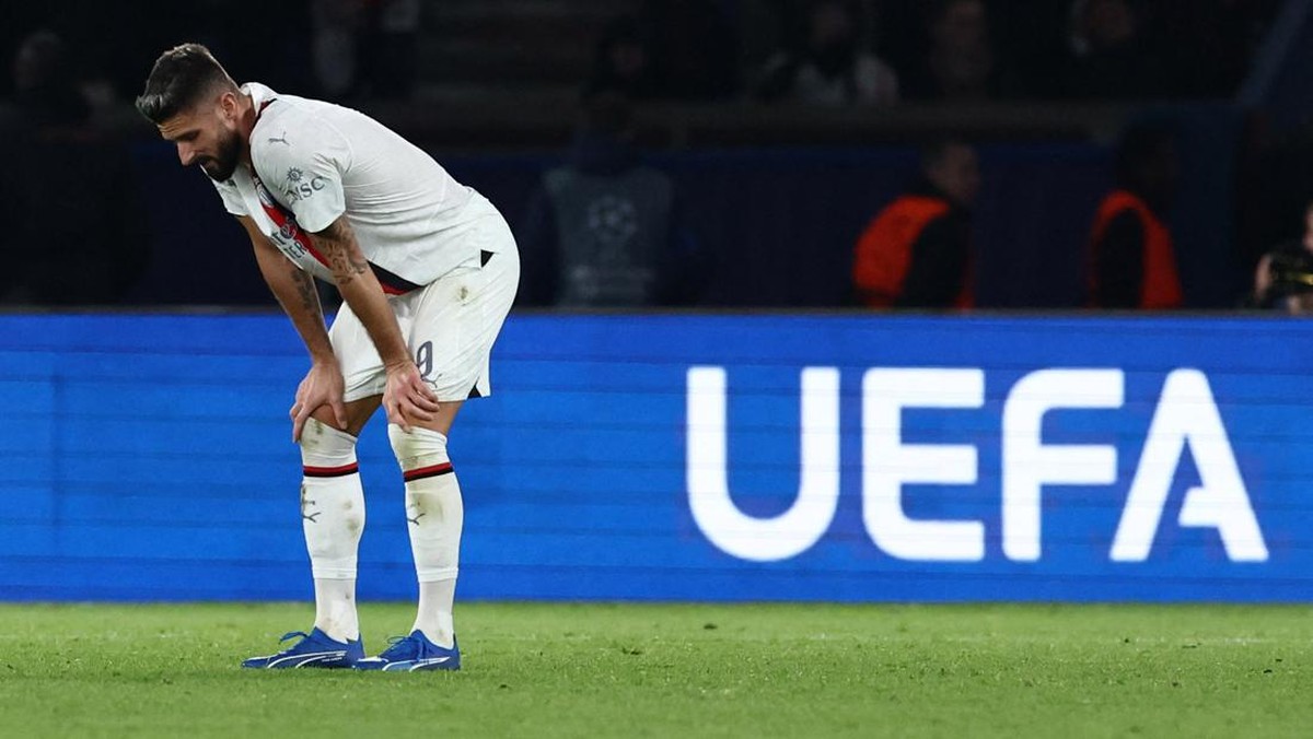 Striker AC Milan, Olivier Giroud tertunduk lesu. Foto: REUTERS/STEPHANIE LECOCQ