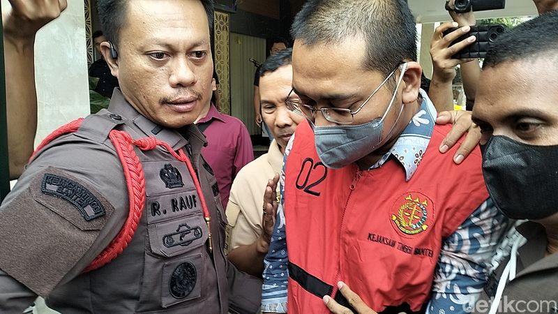 Pasangan suami istri pembobol bank Himbara menggunakan kartu kredit dengan identitas fiktif (Foto: Bahtiar Rifa'i/Detikcom)