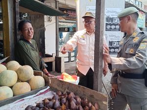 Diminta Rapikan Lapak, Pedagang di Stasiun Bojonggede Bogor Nurut Diminta Rapikan Lapak, Pedagang di Stasiun Bojonggede Bogor Nurut