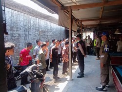 26 Pelajar Bolos di Tulungagung Terciduk Razia Saat Asyik Biliar dan Ngopi