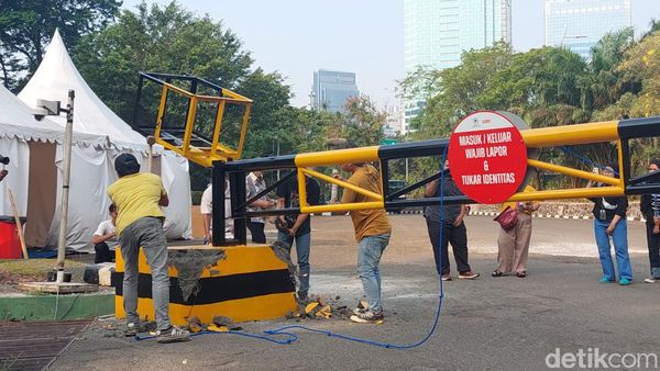 Detik-detik Portal Penghalang Akses Hotel Sultan Dibongkar