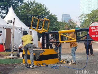 Detik-detik Portal Penghalang Akses Hotel Sultan Dibongkar