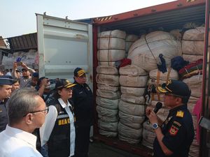 Pemerintah Sita Ratusan Bal Pakaian Impor Bekas di Pasar Senen-Gedebage