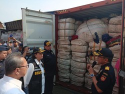 Pemerintah Sita Ratusan Bal Pakaian Impor Bekas di Pasar Senen-Gedebage