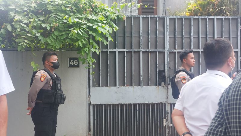 Polisi  menggeledah rumah Ketua KPK Firli Bahuri di kawasan Jakarta Selatan, Kamis (26/10/2023). Penggeledahan terkait dengan kasus dugaan pemerasan oleh pimpinan KPK terhadap mantan Menteri Pertanian (Mentan) Syahrul Yasin Limpo (SYL).