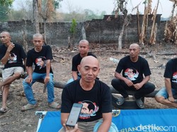 Unik! 7 Pria Ini Gunduli Kepala Demi Janji Setia Dukung Jokowi