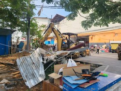 Pemkot Makassar Tertibkan Lapak PKL Pakai Fasum Rp 1,9 Miliar di Jalan Topaz