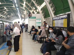Penumpang Keluhkan LRT Sering Gangguan hingga Kereta Datang Terlambat