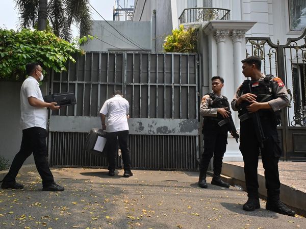Polisi Geledah Rumah Firli Bahuri di Bekasi dan Jakarta