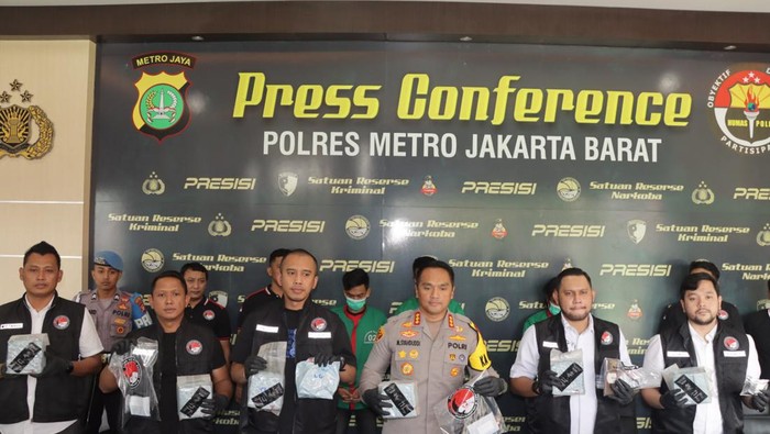 Polres Metro Jakarta Barat menggagalkan penyelundupan sabu Rp 25 miliar.