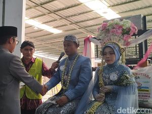 Nikah Massal Unik di Pabrik Kulon Progo: Ijab di Forklift-Mahar Beras 25 Kg