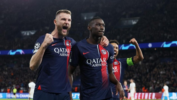 Soccer Football - Champions League - Group F - Paris St Germain v AC Milan - Parc des Princes, Paris, France - October 25, 2023 Paris St Germains Randal Kolo Muani celebrates scoring their second goal with Milan Skriniar and Marquinhos REUTERS/Stephanie Lecocq