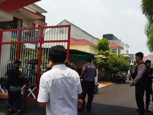 Pengacara: Firli, Istri, dan Anak Ikut Saksikan Rumah di Bekasi Digeledah Pengacara: Firli, Istri, dan Anak Ikut Saksikan Rumah di Bekasi Digeledah